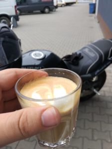 Latte w Motoracer Caffe